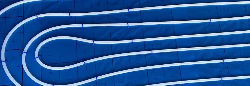 Fußbodenheizungs- und Kühlungsrohre vor dem Verlegen des Estrichs